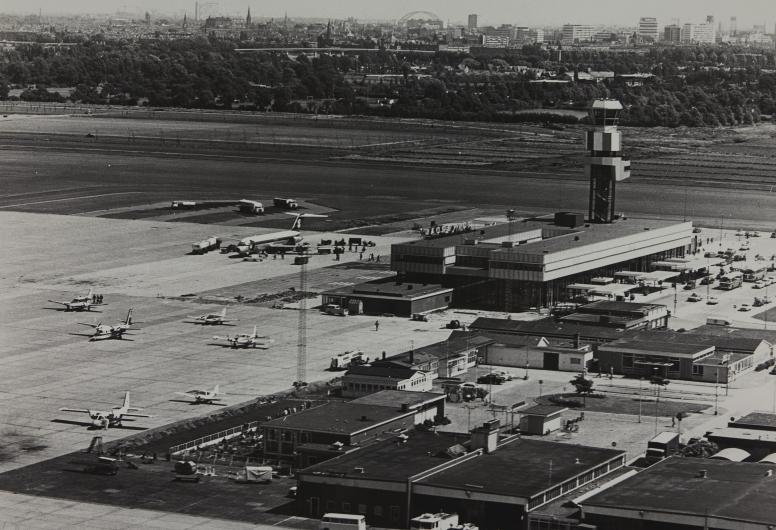 1970-2560: Luchtopname van Vliegveld Zestienhoven (circa 1970). Met links vooraan een aantal vliegtuigen, en verderop het Park Zestienhoven. Op de achtergrond Rotterdam-Noord en het centrum. Uit het noordwesten. Collectie 4232 Panorama- en Luchtfoto’s.