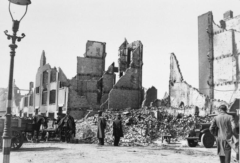 Gezicht op de door het geallieerde bombardement getroffen omgeving van de Schiedamseweg met verwoeste huizen en gebouwen. Als gevolg van het bombardement is een deel van westelijk Rotterdam rondom de Schiedamseweg grotendeels verwoest, maart 1943. Anonieme foto. Collectie 4100, nr. 1992-2963.