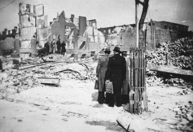 Gezicht op de Schiedamseweg ter hoogte van de Taandersstraat, met verwoeste huizen en gebouwen als gevolg van het geallieerde bombardement, 31-03-1943. Anonieme foto. Collectie 4287, nr. 1981-654.
