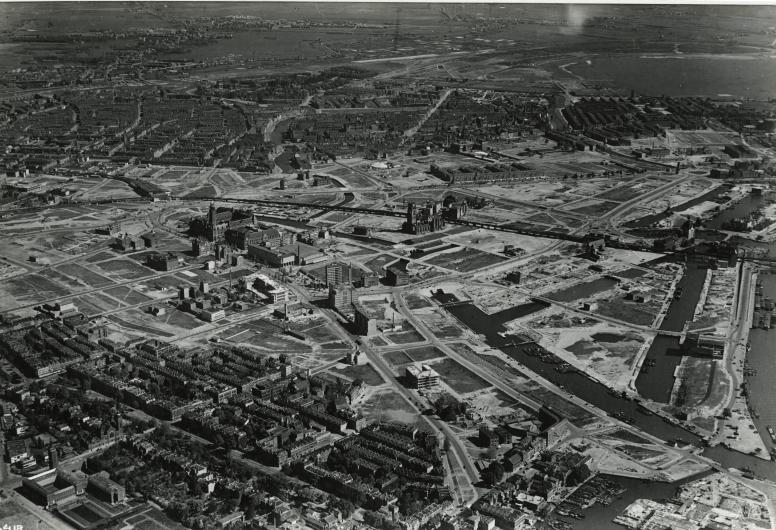 Luchtopname van de grotendeels kaalgeslagen stadsdriehoek,1946. Foto KLM Aerocarto. Collectie 4029, nr. PBK-1987-1222