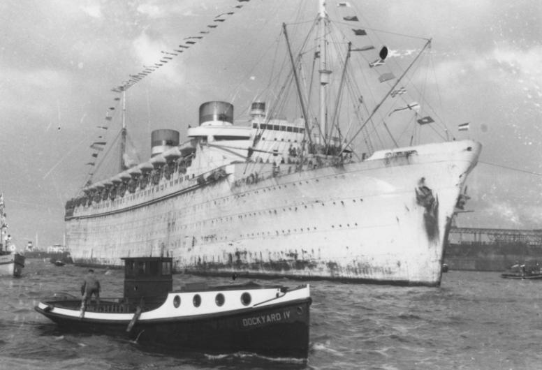 Het schip Nieuw Amsterdam vaart op de Nieuwe Maas. Thuiskomst na de Tweede Wereldoorlog. Na als troepentransportschip gevaren te hebben, 10 maart 1946.