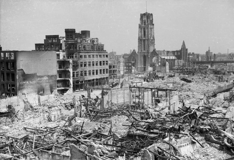 Restanten van gebouwen na het Duitse bombardement van 14 mei 1940. Overzicht vanaf het Erasmushuis: C & A winkel op de hoek van de Hoogstraat en Korte Hoogstraat. Verder de Sint-Laurenskerk, mei 1940. Anonieme foto. Collectie 4100, nr. 1979-1491