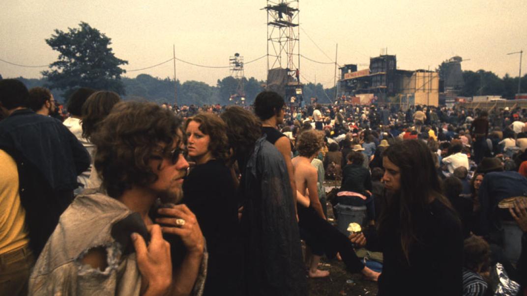Diareportage van het Holland Popfestival in het Kralingse Bos (27): overzicht van het festivalterrein; op de voorgrond: festivalbezoekers; op de achtergrond de lichttorens en het podium