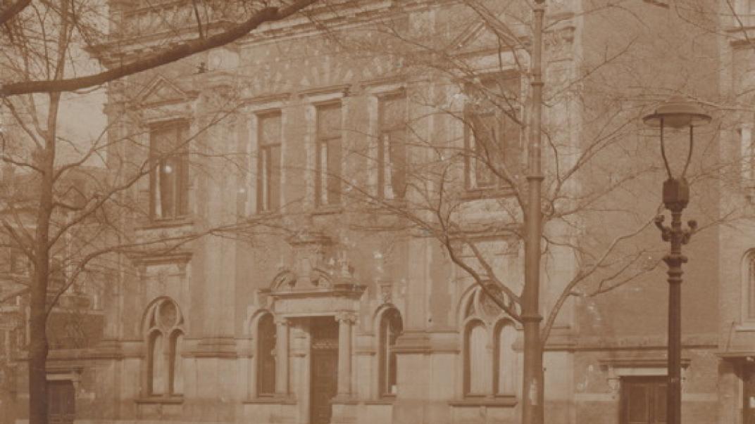 Het Gemeentearchief aan de Mathenesserlaan nummer 315, uit het zuidoosten.