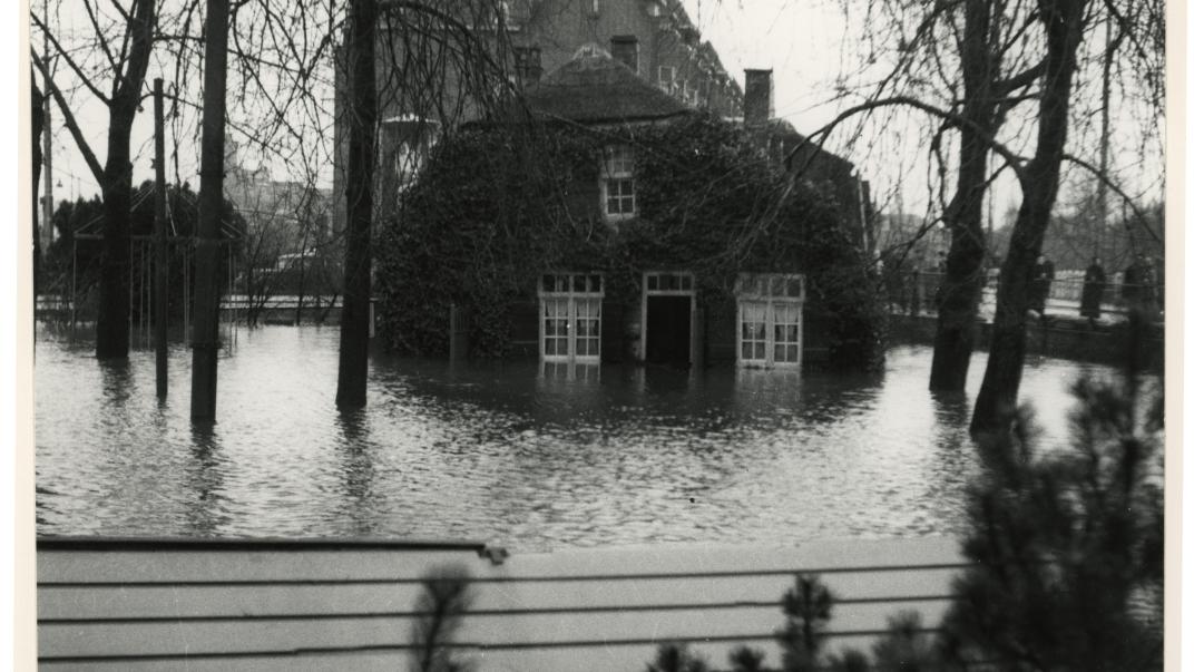 Overstromingen in Rotterdam en omstreken in de nacht van 31 januari op 1 februari 1953 tijdens de Watersnoodramp. De onder water gelopen herberg "In den Rustwat" aan de Honingerdijk.