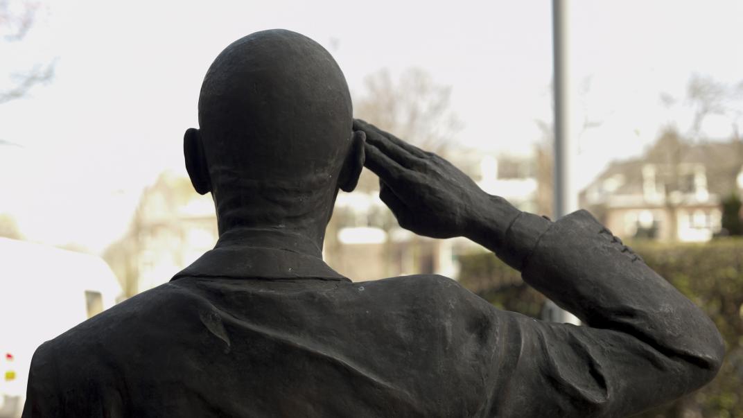 Detail van het bronzen standbeeld van Pim Fortuyn, gezien van de achterkant