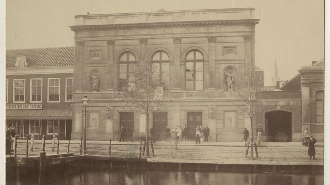 Het gebouw van de Rotterdamse Schouwburg aan de Coolsingel, ca. 1880. 