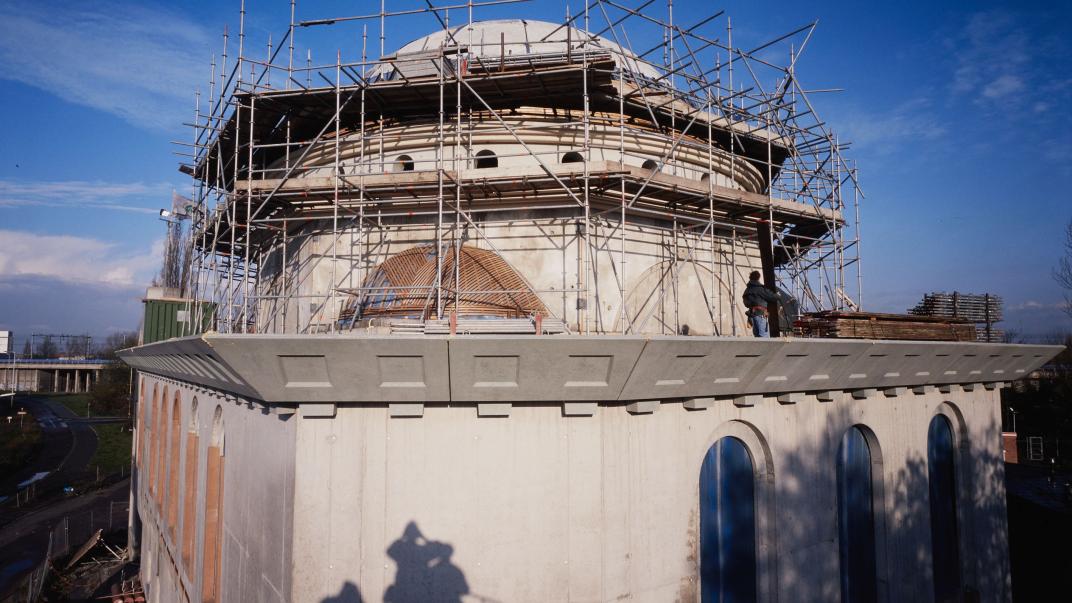 De Mevlana Moskee in aanbouw.