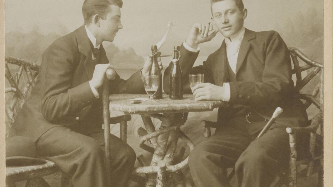 Een kabinetkaart met twee broers