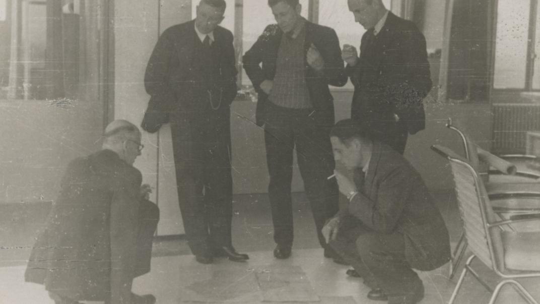 Vergadering met 5 mannen waarnonder Van der Goot in de Van Nelle-fabriek juni 1945