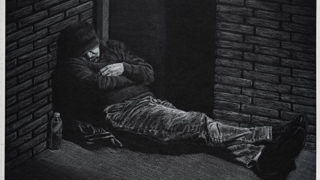Zwart wit tekening van een man zittend op de grond in een steeg, leunend tegen een muur. In het donker, verlicht door straatverlichting.