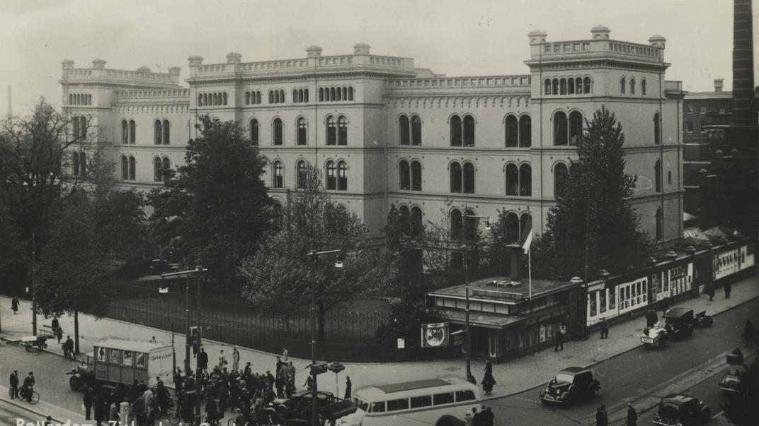 Het Coolsingelziekenhuis aan de westzijde van de Coolsingel. Rechts op de hoek van de Van Oldenbarneveltstraat, het KLM-kantoortje, uit het noordoosten gezien, 1935.