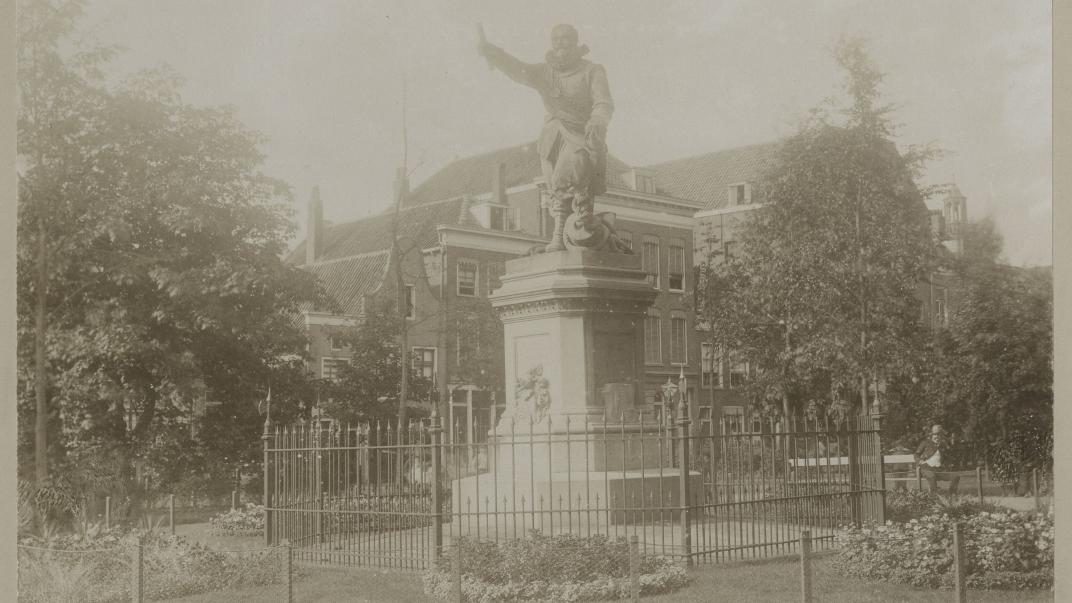 Standbeeld Piet Heyn op het Piet Heynsplein, fotograaf Frans von Pöppinghausen