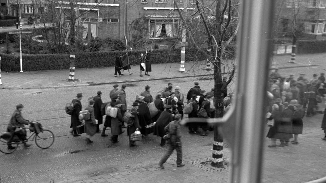 Opgepakte mannen bij de Razzia van Rotterdam op 10 november 1944 in Le Fèvre de Montignylaan in Hillegersberg. NL-RtSA_4156_XXXIII-645-00-03-01