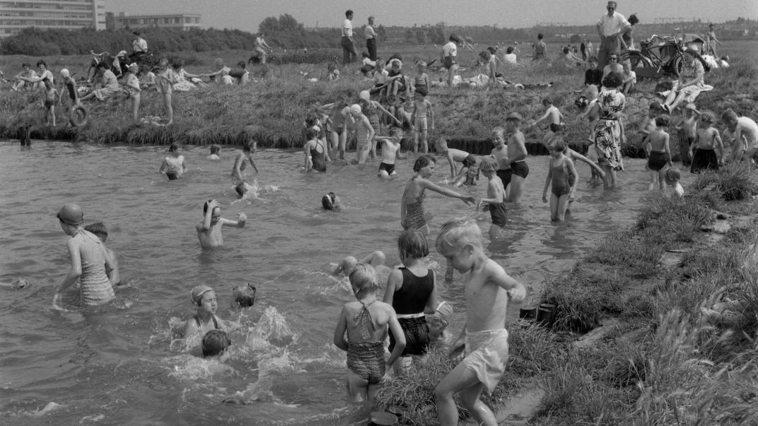 Tijdelijke recreatie bij de Alblashaven in de Spaanse polder, links de achterzijde van de Van Nellefabriek. 1953
