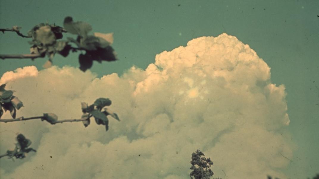 Rookwolken van de brand na het bombardement van Rotterdam van 14 mei 1940, gezien vanuit Overschie. Foto Hendrik Sutterland. Collectie 4287, nr. Restanten van gebouwen na het Duitse bombardement van 14 mei 1940. Overzicht vanaf het Erasmushuis: C &amp; A winkel op de hoek van de Hoogstraat en Korte Hoogstraat. Verder de Sint-Laurenskerk, mei 1940. Anonieme foto. Collectie 4100, nr. 1978-2684
